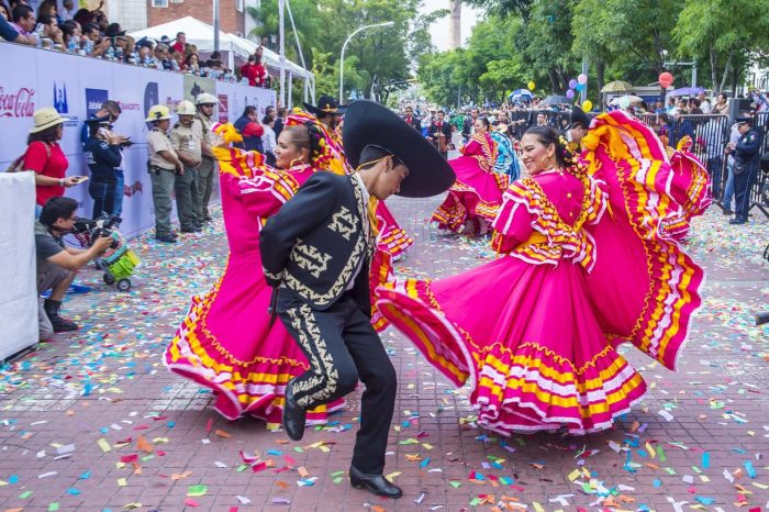 Cultural mexique festivals midwest oaxaca jalisco bailes baile regional regionales mexicanos celebration festejos pandemia cancela patrios mariachi assurance musk billionaire